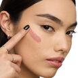 Make Me Blush Blush em creme luminoso com efeito esculpido