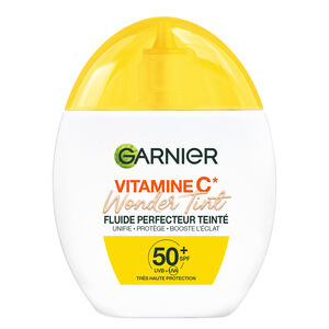SkinActive Vitamine C SPF50+ Wonder Tint Claire sz&iacute;nezett bork&eacute;pt&ouml;k&eacute;letes&iacute;to fluid