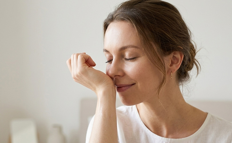 Faire durer son parfum plus longtemps: les conseils qui marchent vraiment