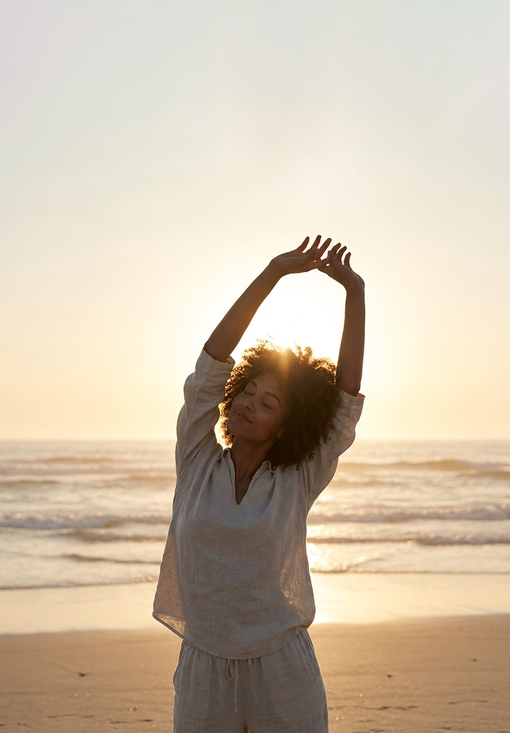 femme au soleil couchant plage