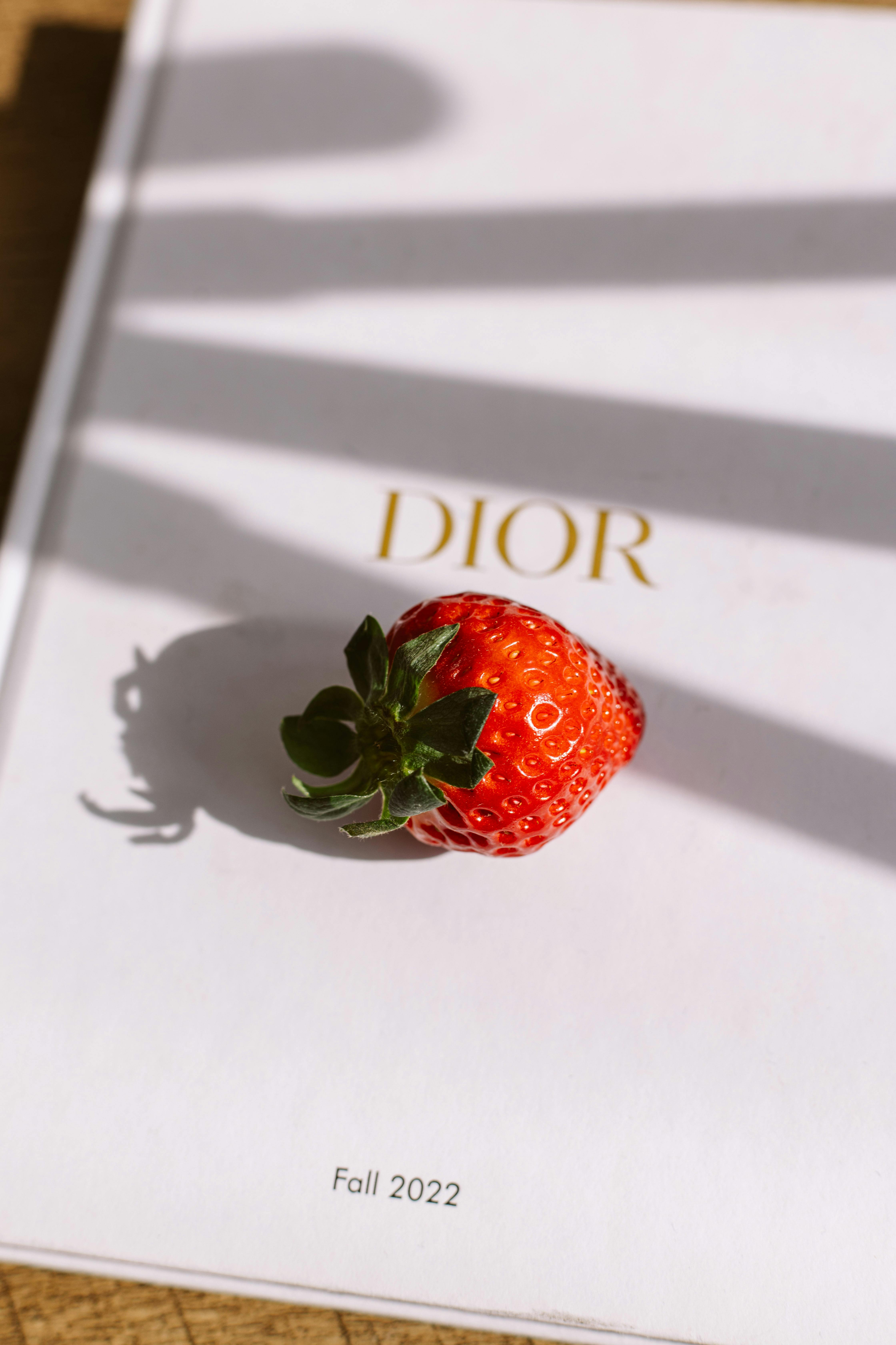 image fraise livre Dior